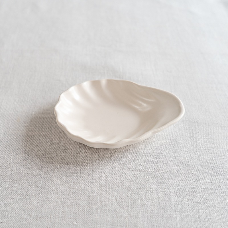 白釉貝がら小皿　亀田文