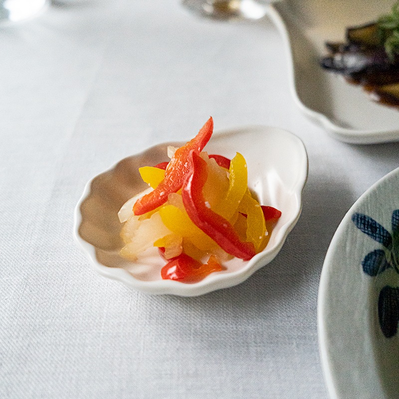 白釉貝がら小皿　亀田文