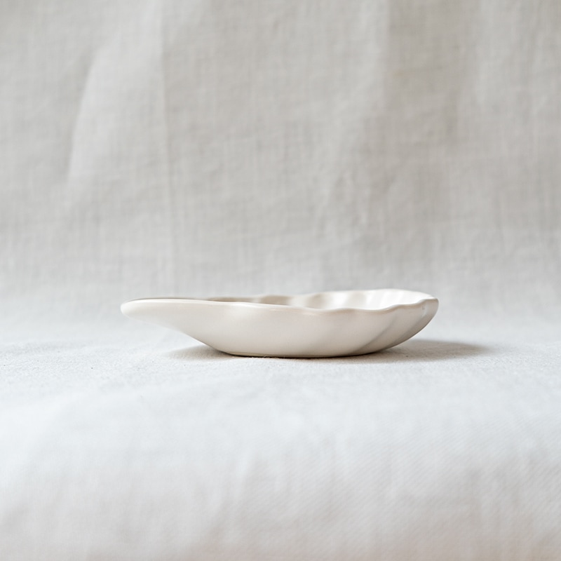 白釉貝がら小皿　亀田文