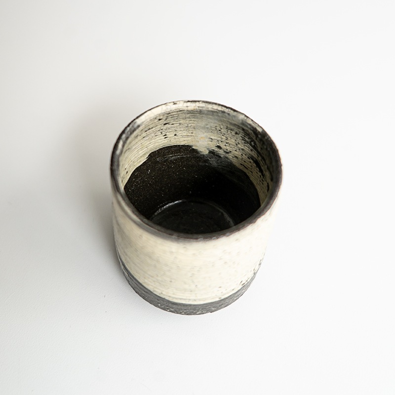 個展】黒地刷毛目筒ぐいのみ 尾形アツシ | 作家から選ぶ,尾形アツシ