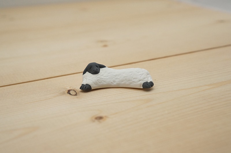 箸置き（スリープ羊横向き）