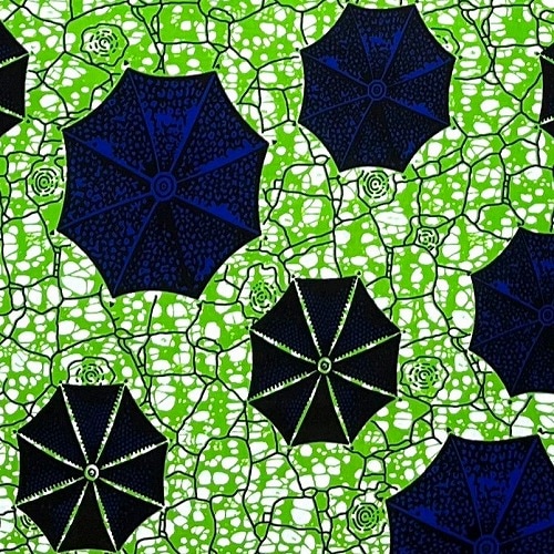 ＜sale＞アフリカンプリント生地 50cm単位 AP-13096　雨傘の饗宴 青い傘 水たまり グリーン地