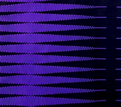 アフリカンプリント 布 生地 50cm単位 AP-13292  エンクルマペン 目の錯覚 黒 紫   アフリカ 布 ブロード カットクロス ハンドメイド パッチワーク エコバッグ 手芸材料 ダンス 舞台 衣装 通園通学に