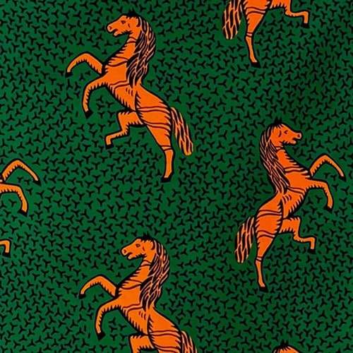 アフリカンプリント 布 生地 50cm単位 AP-13501  駿馬 駆ける馬 深緑色地 蛍光的オレンジ馬  アフリカ 布 ブロード カットクロス ハンドメイド パッチワーク エコバッグ 手芸材料 ダンス 舞台 衣装 通園通学に