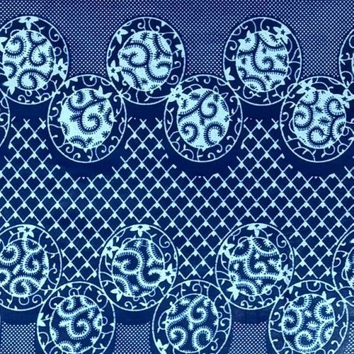 アフリカンプリント 布 生地 50cm単位 AP-13562  陶器の豆皿並べ 紺 デニムブルー  アフリカ 布 ブロード カットクロス ハンドメイド パッチワーク エコバッグ 手芸材料 ダンス 舞台 衣装 通園通学に