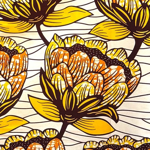 アフリカンプリント 布 生地 50cm単位 AP-13644 大きな花が並んで咲いた オレンジ 黄色 アイボリー地　アフリカ 布 ブロード カットクロス ハンドメイド パッチワーク エコバッグ 手芸材料 ダンス 舞台 衣装 通園通学に