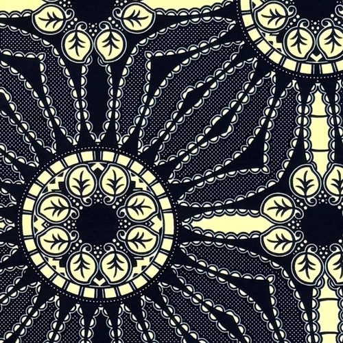 アフリカンプリント 布 生地 50cm単位 AP-13703　葉っぱで出来た大輪の花 濃紺 濃い藍色 クリーム色 　アフリカ 布 ブロード カットクロス ハンドメイド パッチワーク エコバッグ 手芸材料 ダンス 舞台 衣装 通園通学に