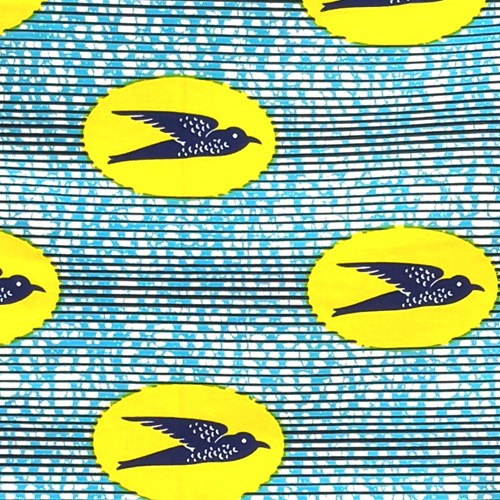 アフリカンプリント 布 生地 50cm単位 AP-13727　飛ぶ鳥 ツバメ さわやかブルー地 黄色楕円にネイビー鳥　アフリカ 布 ブロード カットクロス ハンドメイド パッチワーク エコバッグ 手芸材料 ダンス 舞台 衣装 通園通学に