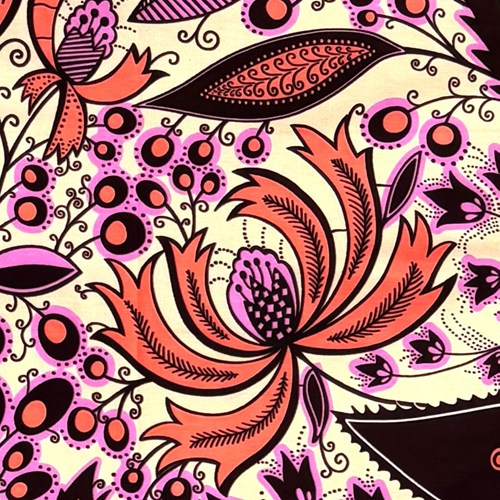 アフリカンプリント 布 生地 50cm単位 AP-13764　kawaii お花畑 薄サーモンピンク地 こげ茶 オレンジ　アフリカ 布 ブロード カットクロス ハンドメイド パッチワーク エコバッグ 手芸材料 ダンス 舞台 衣装 通園通学に