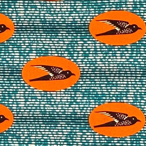 アフリカンプリント 布 生地 50cm単位 AP-13813　飛ぶ鳥 ツバメ オレンジ楕円にこげ茶色鳥 ブルー地　アフリカ 布 ブロード カットクロス ハンドメイド パッチワーク エコバッグ 手芸材料 ダンス 舞台 衣装 通園通学に