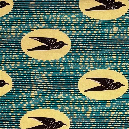 アフリカンプリント 布 生地 50cm単位 AP-13845　飛ぶ鳥 ツバメ ベージュ楕円にこげ茶色鳥 ブルー地　アフリカ 布 ブロード カットクロス ハンドメイド パッチワーク エコバッグ 手芸材料 ダンス 舞台 衣装 通園通学に