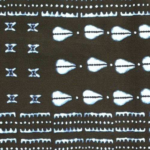 アフリカンプリント 布 生地 50cm単位 AP-13871　ドゴン族 藍染め風 インディゴ 絞り染め 子安貝 濃紺　アフリカ 布 ブロード カットクロス ハンドメイド パッチワーク エコバッグ 手芸材料 ダンス 舞台 衣装 通園通学に