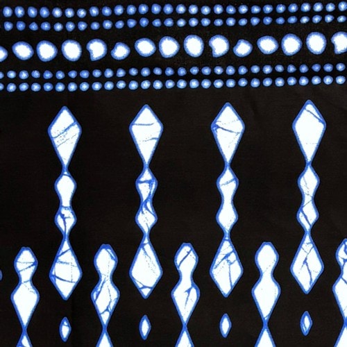 アフリカンプリント 布 生地 50cm単位 AP-13872　ドゴン族 藍染め風 インディゴ 絞り染め さみだれビーズ 濃紺　アフリカ 布 ブロード カットクロス ハンドメイド パッチワーク エコバッグ 手芸材料 ダンス 舞台 衣装 通園通学に