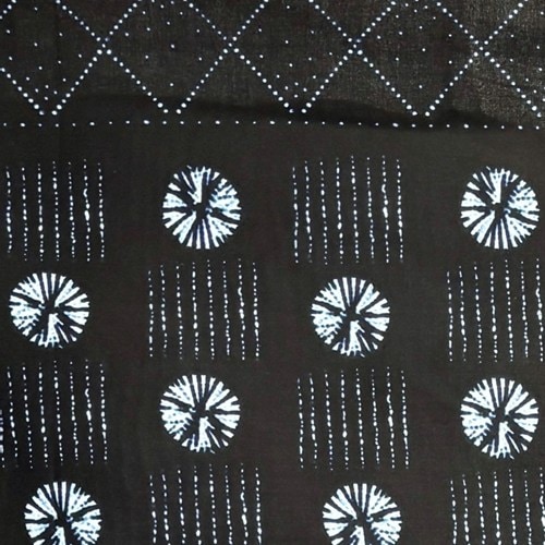 アフリカンプリント 布 生地 50cm単位 AP-13874　ドゴン族 藍染め風 インディゴ 絞り染め 円に縞 濃紺　アフリカ 布 ブロード カットクロス ハンドメイド パッチワーク エコバッグ 手芸材料 ダンス 舞台 衣装 通園通学に