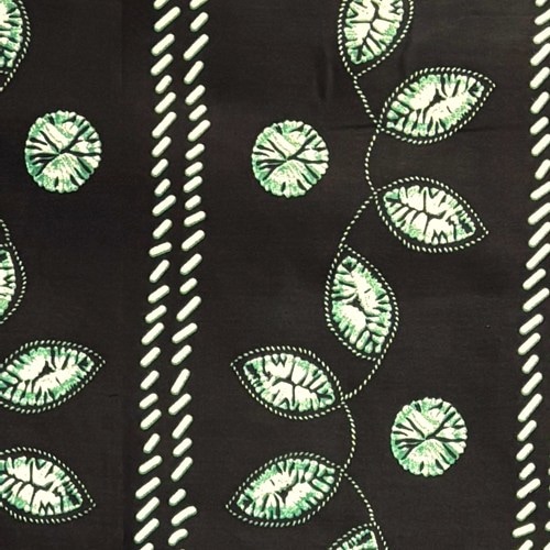 アフリカンプリント 布 生地 50cm単位 AP-13877　ドゴン族 藍染め風 絞り染め 葉っぱ 黒地 緑　アフリカ 布 ブロード カットクロス ハンドメイド パッチワーク エコバッグ 手芸材料 ダンス 舞台 衣装 通園通学に