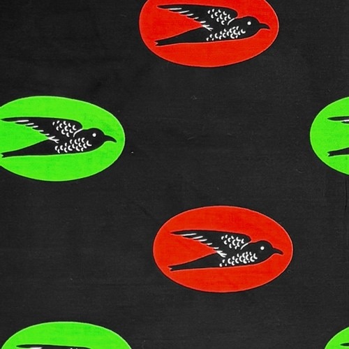 アフリカンプリント 布 生地 50cm単位 AP-13882　飛ぶ鳥 ツバメ 緑赤楕円に黒い鳥 黒地　アフリカ 布 ブロード カットクロス ハンドメイド パッチワーク エコバッグ 手芸材料 ダンス 舞台 衣装 通園通学に