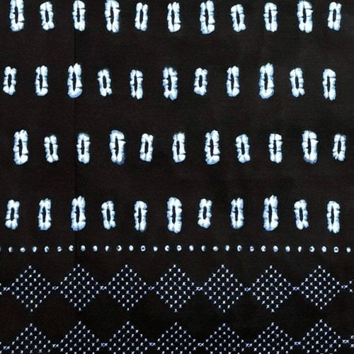 アフリカンプリント 布 生地 50cm単位 AP-13876　ドゴン族 藍染め風 インディゴ 絞り染め プチプチ 濃紺　アフリカ 布 ブロード カットクロス ハンドメイド パッチワーク エコバッグ 手芸材料 ダンス 舞台 衣装 通園通学に