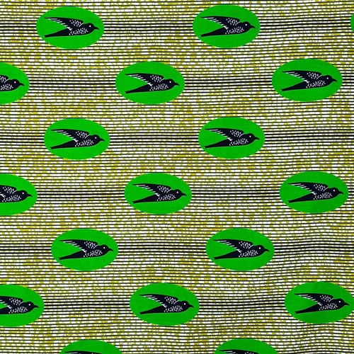 アフリカンプリント 布 生地 50cm単位 AP-13571  飛ぶ鳥 ツバメ 緑楕円に濃紺鳥 抹茶色地  アフリカ 布 ブロード カットクロス ハンドメイド パッチワーク エコバッグ 手芸材料 ダンス 舞台 衣装 通園通学に