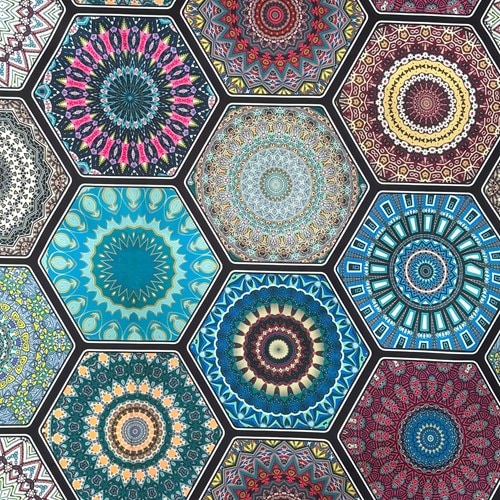 【140cm幅ｘ50cm単位】綿100％デジタルプリント AP-1093  ボヘミアン柄 アンニュイな色のマルチカラー ヘキサゴンモザイク モロッカンタイル　ブロード ハンドメイド パッチワーク エコバッグ 手芸材料 インテリア ダンス 舞台 衣装 通園通学に