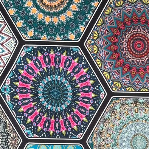 【140cm幅ｘ50cm単位】綿100％デジタルプリント AP-1093  ボヘミアン柄 アンニュイな色のマルチカラー ヘキサゴンモザイク モロッカンタイル　ブロード ハンドメイド パッチワーク エコバッグ 手芸材料 インテリア ダンス 舞台 衣装 通園通学に