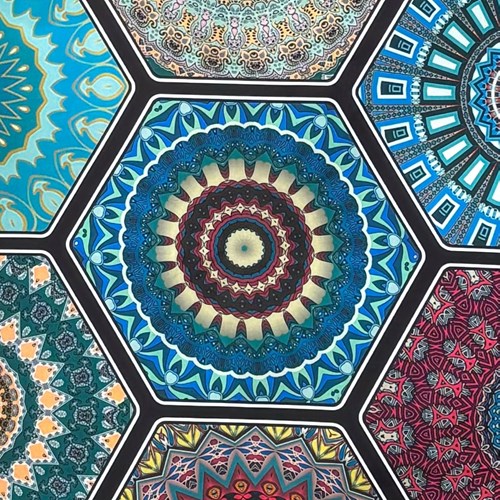 【140cm幅ｘ50cm単位】綿100％デジタルプリント AP-1093  ボヘミアン柄 アンニュイな色のマルチカラー ヘキサゴンモザイク モロッカンタイル　ブロード ハンドメイド パッチワーク エコバッグ 手芸材料 インテリア ダンス 舞台 衣装 通園通学に