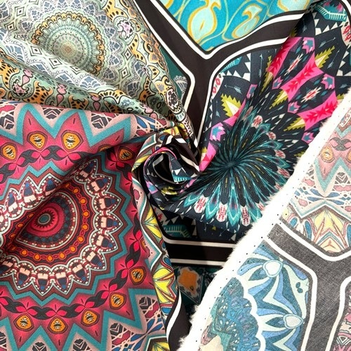 【140cm幅ｘ50cm単位】綿100％デジタルプリント AP-1093  ボヘミアン柄 アンニュイな色のマルチカラー ヘキサゴンモザイク モロッカンタイル　ブロード ハンドメイド パッチワーク エコバッグ 手芸材料 インテリア ダンス 舞台 衣装 通園通学に