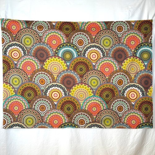 【140cm幅ｘ50cm単位】綿100％デジタルプリント AP-1091  ボヘミアン柄 茶系マルチカラー 細密モザイク青海波 モロッカンタイル　ブロード ハンドメイド パッチワーク エコバッグ 手芸材料 インテリア ダンス 舞台 衣装 通園通学に