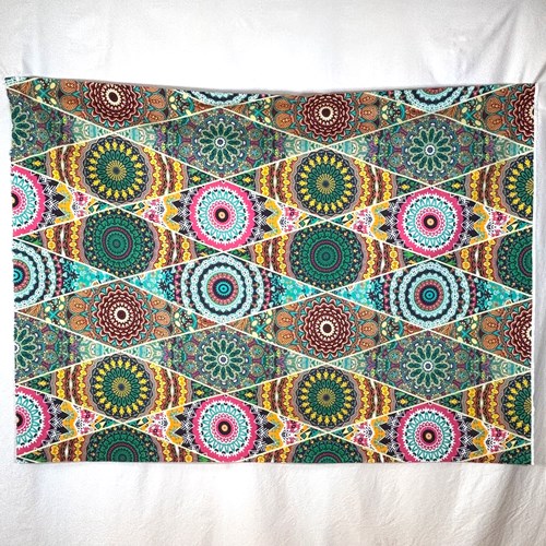 【140cm幅ｘ50cm単位】綿100％デジタルプリント AP-1090  ボヘミアン柄 マルチカラー 菱形モザイク モロッカンタイル　ブロード ハンドメイド パッチワーク エコバッグ 手芸材料 インテリア ダンス 舞台 衣装 通園通学に