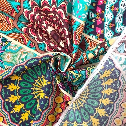 【140cm幅ｘ50cm単位】綿100％デジタルプリント AP-1090  ボヘミアン柄 マルチカラー 菱形モザイク モロッカンタイル　ブロード ハンドメイド パッチワーク エコバッグ 手芸材料 インテリア ダンス 舞台 衣装 通園通学に