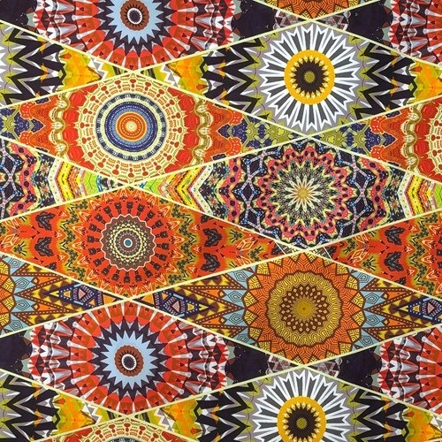 【140cm幅ｘ50cm単位】綿100％デジタルプリント AP-1089  ボヘミアン柄 オレンジ系マルチカラー 菱形モザイク モロッカンタイル　ブロード ハンドメイド パッチワーク エコバッグ 手芸材料 インテリア ダンス 舞台 衣装 通園通学に