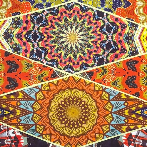 【140cm幅ｘ50cm単位】綿100％デジタルプリント AP-1089  ボヘミアン柄 オレンジ系マルチカラー 菱形モザイク モロッカンタイル　ブロード ハンドメイド パッチワーク エコバッグ 手芸材料 インテリア ダンス 舞台 衣装 通園通学に