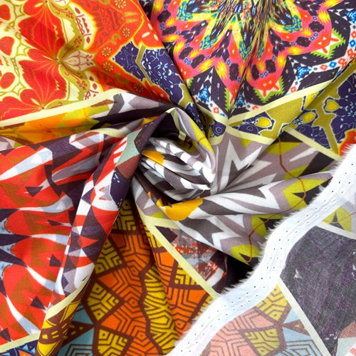 【140cm幅ｘ50cm単位】綿100％デジタルプリント AP-1089  ボヘミアン柄 オレンジ系マルチカラー 菱形モザイク モロッカンタイル　ブロード ハンドメイド パッチワーク エコバッグ 手芸材料 インテリア ダンス 舞台 衣装 通園通学に