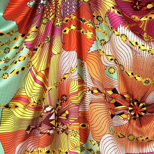 【140cm幅ｘ50cm単位】ポリエステルシルキーサテン アフリカンプリント柄 布 生地  AP-1088　大輪の南国花にジュエリー ピンクオレンジ系マルチカラー 薄グリーン　ハンドメイド 手芸材料 ワンピース スカート 裏地 ダンス 舞台 衣装 に
