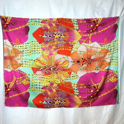 【140cm幅ｘ50cm単位】ポリエステルシルキーサテン アフリカンプリント柄 布 生地  AP-1088　大輪の南国花にジュエリー ピンクオレンジ系マルチカラー 薄グリーン　ハンドメイド 手芸材料 ワンピース スカート 裏地 ダンス 舞台 衣装 に