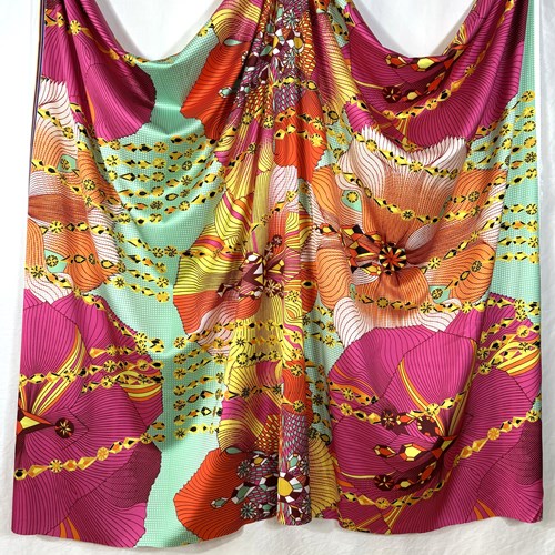 【140cm幅ｘ50cm単位】ポリエステルシルキーサテン アフリカンプリント柄 布 生地  AP-1088　大輪の南国花にジュエリー ピンクオレンジ系マルチカラー 薄グリーン　ハンドメイド 手芸材料 ワンピース スカート 裏地 ダンス 舞台 衣装 に