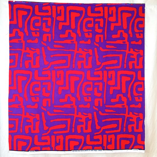 アフリカンプリント 布 生地 50cm単位 AP-13467  プリミティブ紋様 壁画  紫地 蛍光的ポップな赤  アフリカ 布 ブロード カットクロス ハンドメイド パッチワーク エコバッグ 手芸材料 ダンス 舞台 衣装 通園通学に