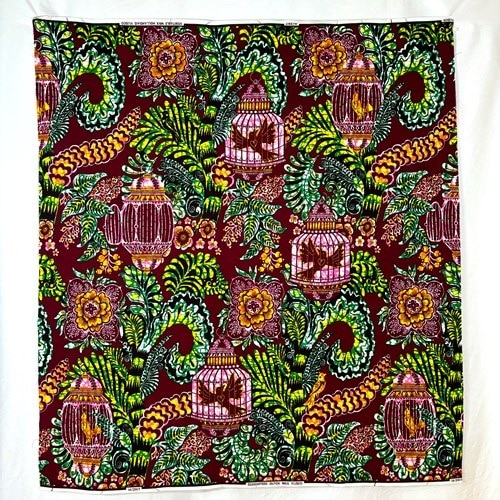 アフリカンプリント 布 生地 50cm単位 AP-13498  かごのハート小鳥 えんじ色地 グリーン ピンク 黄色  アフリカ 布 ブロード カットクロス ハンドメイド パッチワーク エコバッグ 手芸材料 ダンス 舞台 衣装 通園通学に