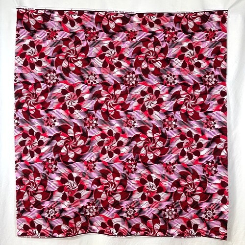 アフリカンプリント 布 生地 50cm単位 AP-13589  霞にゆらぐ花たち えんじ色 赤 ピンク   アフリカ 布 ブロード カットクロス ハンドメイド パッチワーク エコバッグ 手芸材料 ダンス 舞台 衣装 通園通学に