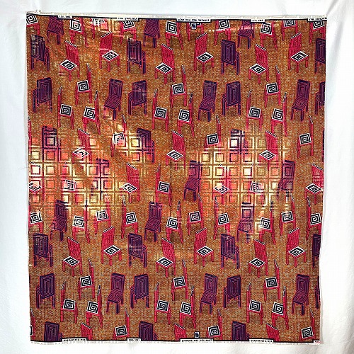 アフリカンプリント生地 50cm単位 AP-1064 ピンクと黄金ラメ ピンクと紺の椅子がある空間