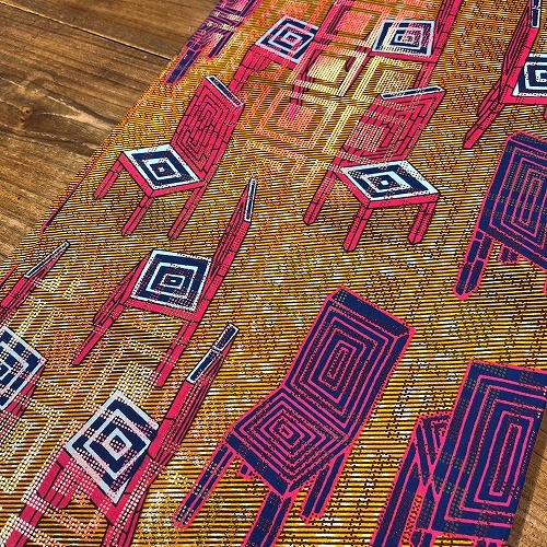 アフリカンプリント生地 50cm単位 AP-1064 ピンクと黄金ラメ ピンクと紺の椅子がある空間