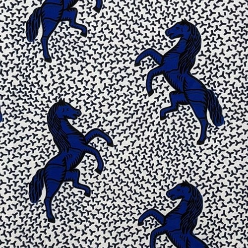 アフリカンプリント 布 生地 50cm単位 AP-13602 駿馬 駆ける馬 ラッキー青馬 白地　アフリカ 布 ブロード カットクロス ハンドメイド パッチワーク エコバッグ 手芸材料 ダンス 舞台 衣装 通園通学に