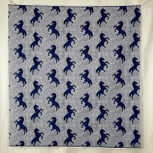 アフリカンプリント 布 生地 50cm単位 AP-13602 駿馬 駆ける馬 ラッキー青馬 白地　アフリカ 布 ブロード カットクロス ハンドメイド パッチワーク エコバッグ 手芸材料 ダンス 舞台 衣装 通園通学に