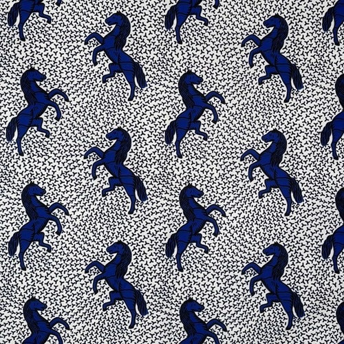 アフリカンプリント 布 生地 50cm単位 AP-13602 駿馬 駆ける馬 ラッキー青馬 白地　アフリカ 布 ブロード カットクロス ハンドメイド パッチワーク エコバッグ 手芸材料 ダンス 舞台 衣装 通園通学に