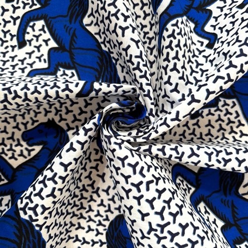 アフリカンプリント 布 生地 50cm単位 AP-13602 駿馬 駆ける馬 ラッキー青馬 白地　アフリカ 布 ブロード カットクロス ハンドメイド パッチワーク エコバッグ 手芸材料 ダンス 舞台 衣装 通園通学に