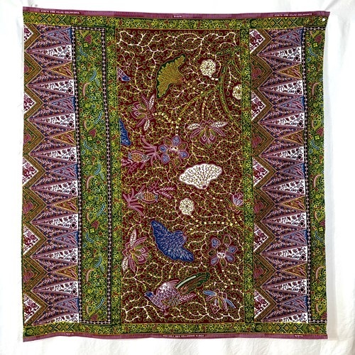 アフリカンプリント 布 生地 50cm単位 AP-13327  豊かな森 孔雀 深紅地  アフリカ 布 ブロード カットクロス ハンドメイド パッチワーク エコバッグ 手芸材料 ダンス 舞台 衣装 通園通学に