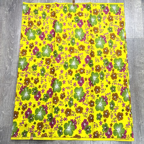 【サンプル処分】SP-136 アフリカンプリント 6ヤード　綿100％シールなし　ハイビスカス？ キミドリ　ピンク　黄土色の花 黄色地　アフリカンプリント アフリカ 布 ブロード カットクロス ハンドメイド パッチワーク エコバッグ 手芸材料 ダンス 舞台 衣装 通園通学に