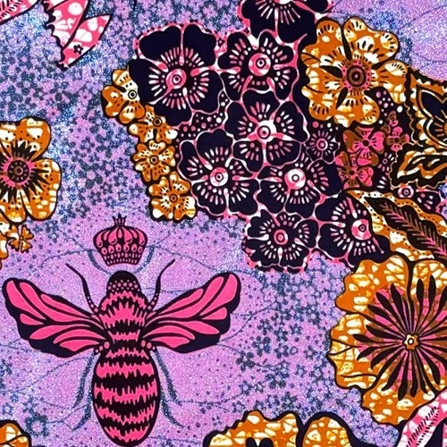 アフリカンプリント 布 生地 50cm単位 AP-1103   女王蜂 咲き乱れる花 ピンク地 青ラメ  アフリカ 布 ブロード カットクロス ハンドメイド パッチワーク エコバッグ 手芸材料 ダンス 舞台 衣装 通園通学に