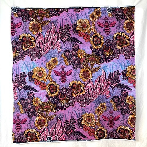 アフリカンプリント 布 生地 50cm単位 AP-1103   女王蜂 咲き乱れる花 ピンク地 青ラメ  アフリカ 布 ブロード カットクロス ハンドメイド パッチワーク エコバッグ 手芸材料 ダンス 舞台 衣装 通園通学に