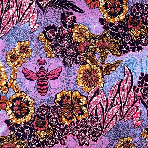 アフリカンプリント 布 生地 50cm単位 AP-1103   女王蜂 咲き乱れる花 ピンク地 青ラメ  アフリカ 布 ブロード カットクロス ハンドメイド パッチワーク エコバッグ 手芸材料 ダンス 舞台 衣装 通園通学に