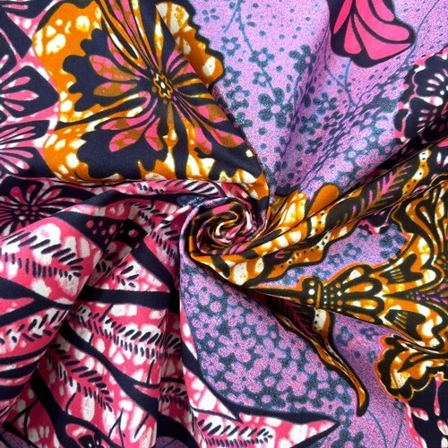 アフリカンプリント 布 生地 50cm単位 AP-1103   女王蜂 咲き乱れる花 ピンク地 青ラメ  アフリカ 布 ブロード カットクロス ハンドメイド パッチワーク エコバッグ 手芸材料 ダンス 舞台 衣装 通園通学に